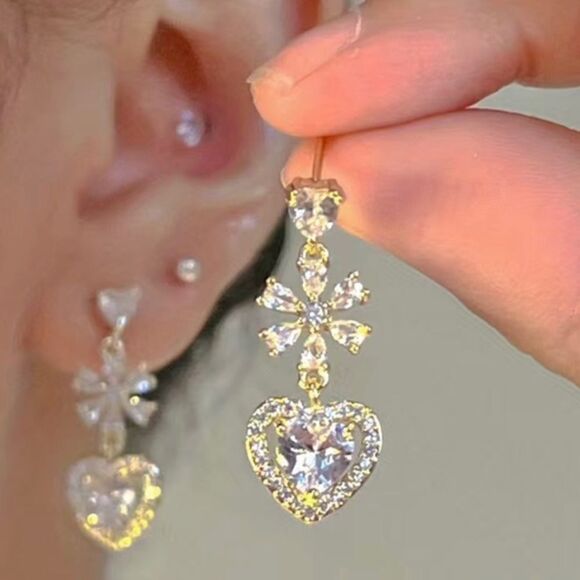 🔅🆕🔅 Elegant Heart Flower Simulated Diamonds Dangle Earrings✨ - Picture 5 of 10